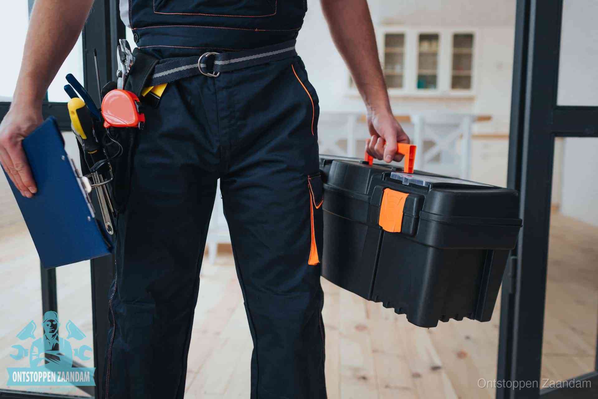 Een monteur met gereedschapsriem en klembord, klaar om een transparante prijs voor het wc ontstoppen in Zaandam te geven