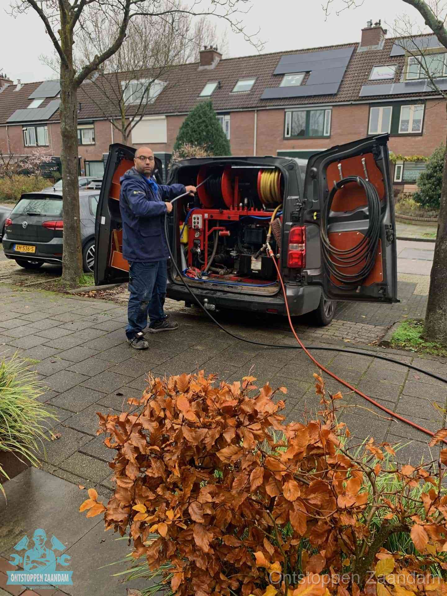 Rioolservice in de wijk in Zaandam