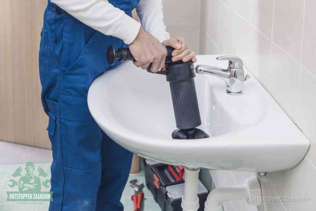 Een te ruwe doe-het-zelf poging met een hand-pomp op de afvoer van een badkamer-wastafel, een van de veelgemaakte fouten bij afvoer ontstoppen in Zaandam